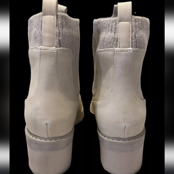 B-52 Bullboxer Women’s Beige Leather Ankle Lug Boots - Picture 2 of 5